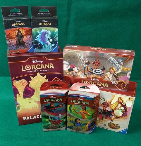 Lorcana Disney lorcana (EN) Mega combo pack - Reign of Jafar - 2 starter deck, 2 sleeve packs, 1 Illumineer's trove, Palace Heist, 1 Booster Box *