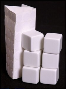 Koplow Games Dé d6 x 6 25mm blanc vierge avec 77 autocollants 018183053881