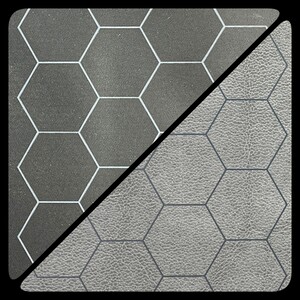 Chessex Tapis de combat deux côtés 1" hex 26x23.5" Noir-gris (Battlemat) 601982033958