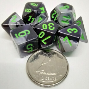 Chessex Ensemble de 7 dés polyédriques Mini - Gemini noir / gris avec chiffres verts 601982037710
