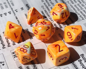 Chessex Dés d&d 7pc festive Sunburst avec chiffres rouges (d4, d6, d8, 2 x d10, d12, d20) 601982012311