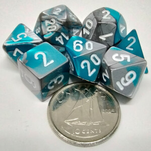 Chessex Ensemble de 7 dés polyédriques Mini - Gemini acier / sarcelle avec chiffres blancs 601982037871